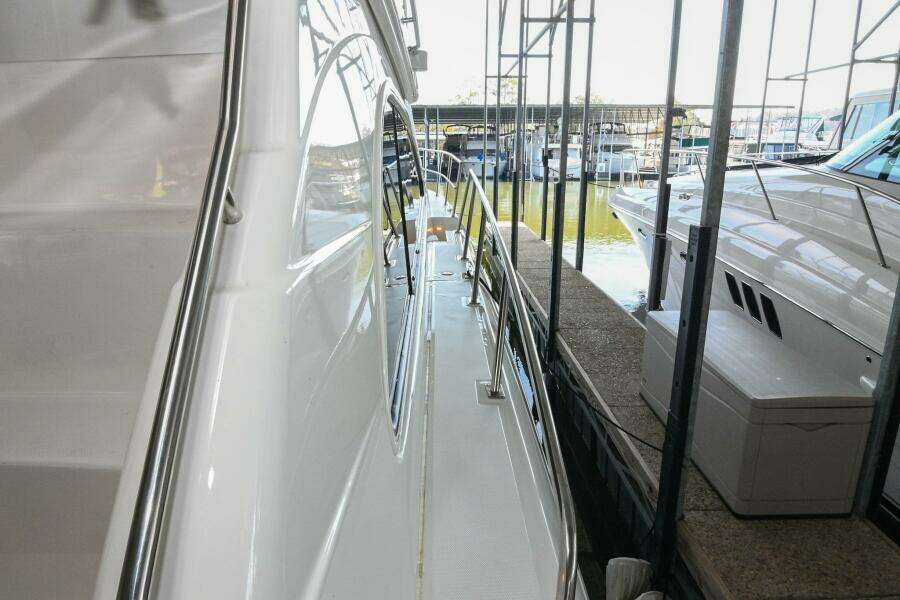 2002 Cruisers Yachts 5000 Sedan Sport