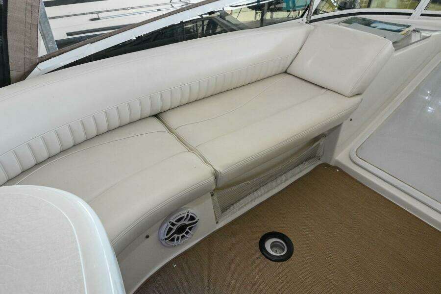 2002 Cruisers Yachts 5000 Sedan Sport