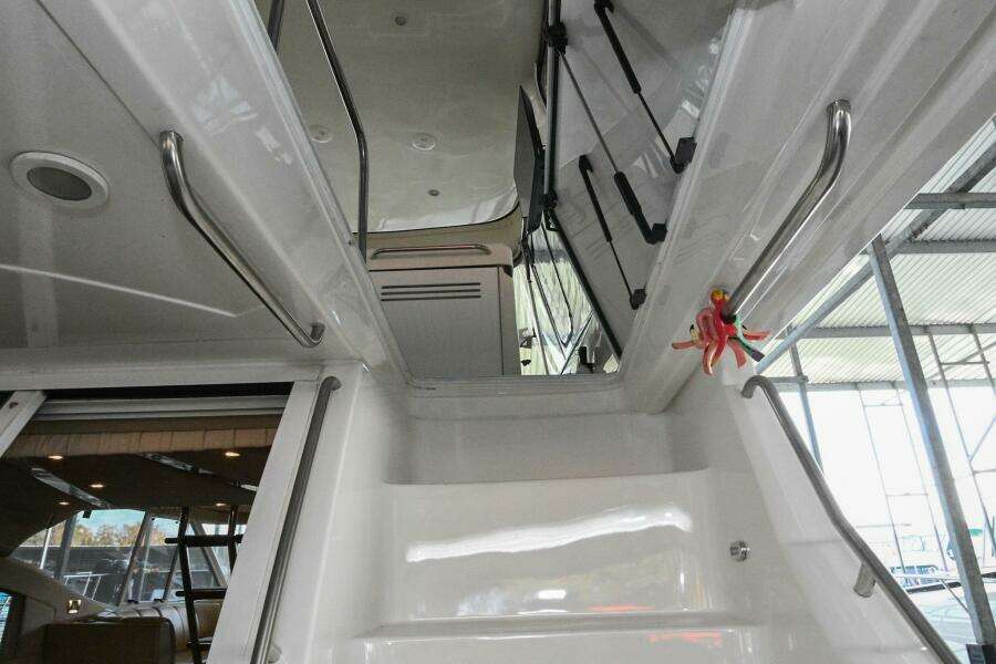 2002 Cruisers Yachts 5000 Sedan Sport