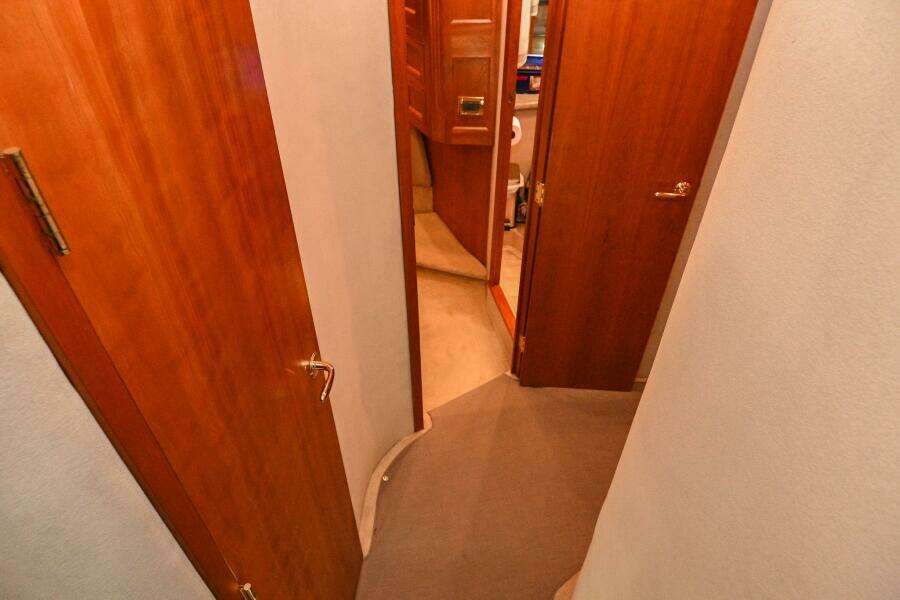 2002 Cruisers Yachts 5000 Sedan Sport