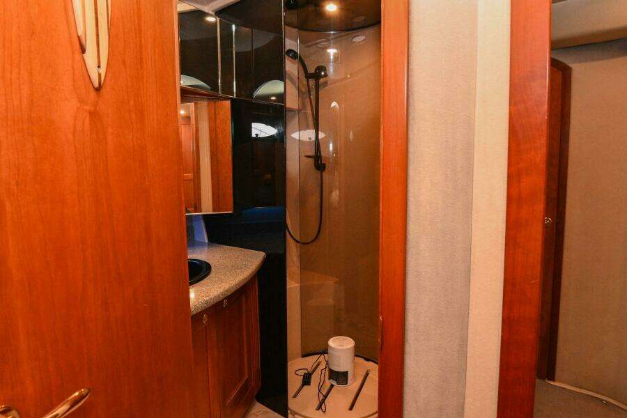 2002 Cruisers Yachts 5000 Sedan Sport