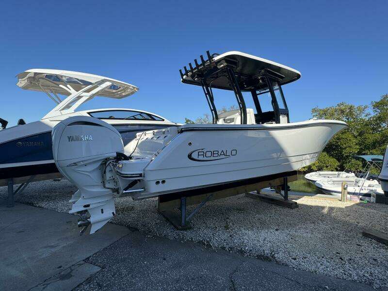 2023 Robalo R270 Center Console