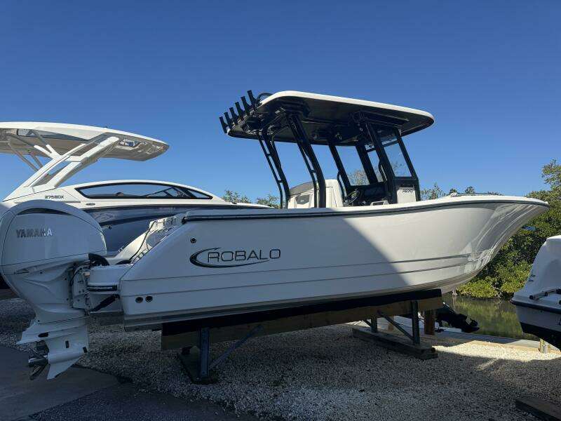 2023 Robalo R270 Center Console