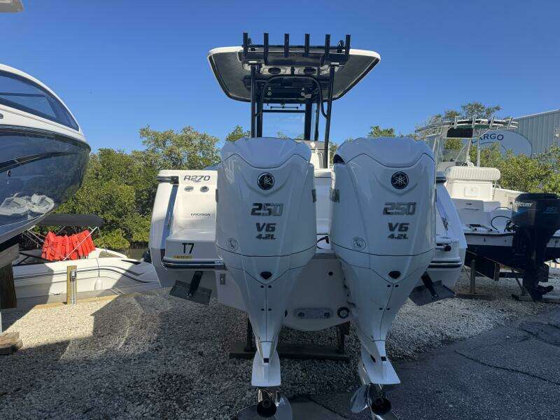 2023 Robalo R270 Center Console