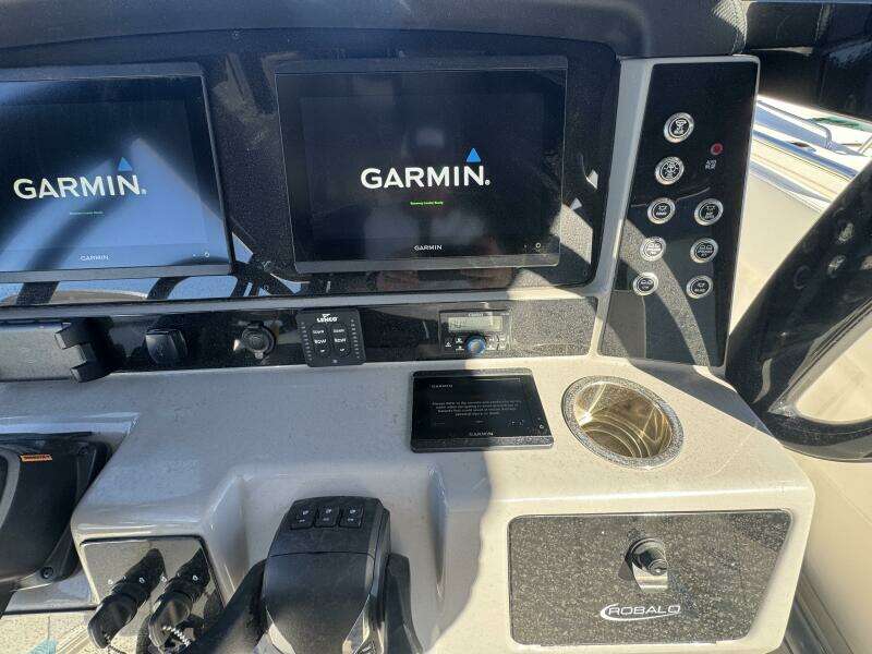 2023 Robalo R270 Center Console