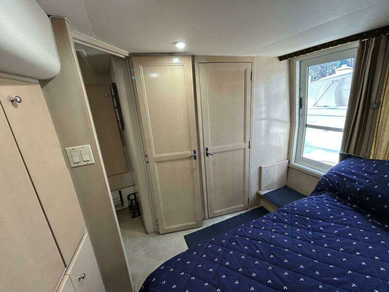 40' Carver master stateroom starboard