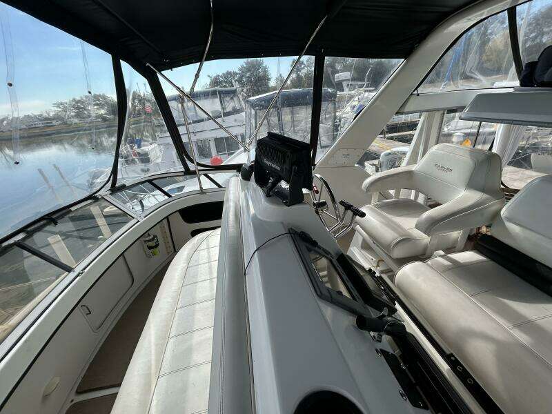 40' Carver flybridge starboard