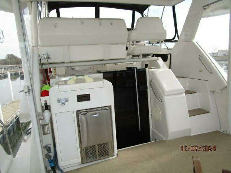 40' Carver sundeck forward