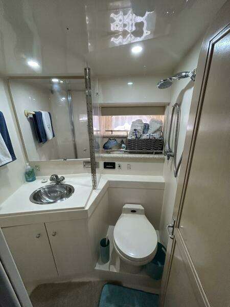 40' Carver guest stateroom head-shower