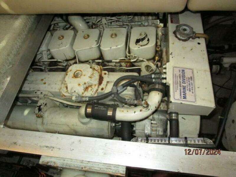 40' Carver port main engine