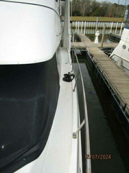 40' Carver port side deck1