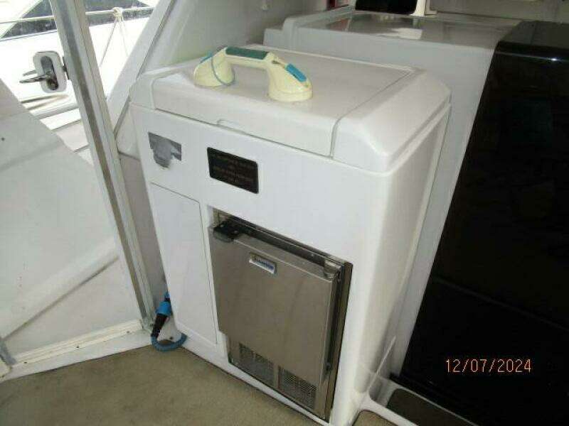 40' Carver sundeck wetbar1