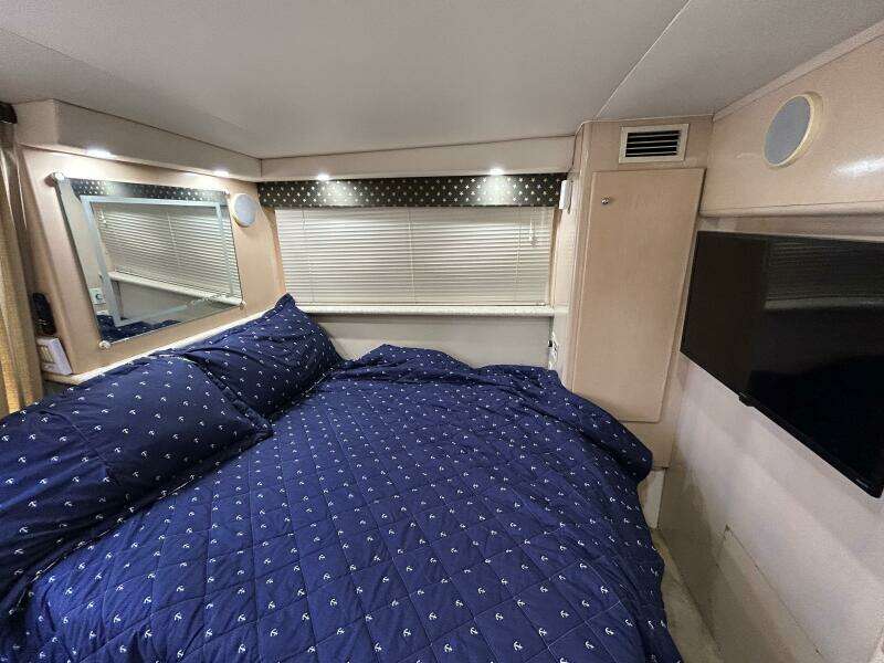 40' Carver master stateroom port