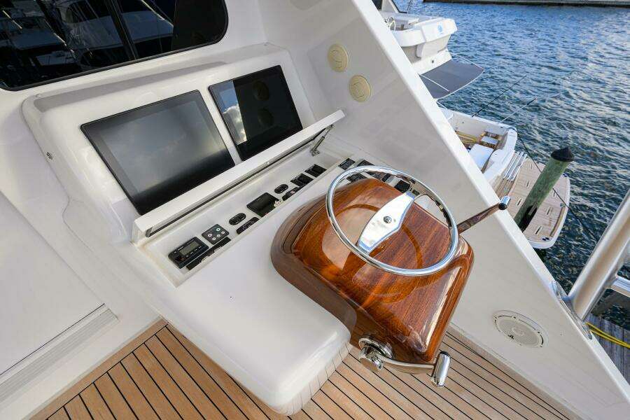 Viking 92 CHINA TIME - Enclosed Flybridge Aft Deck