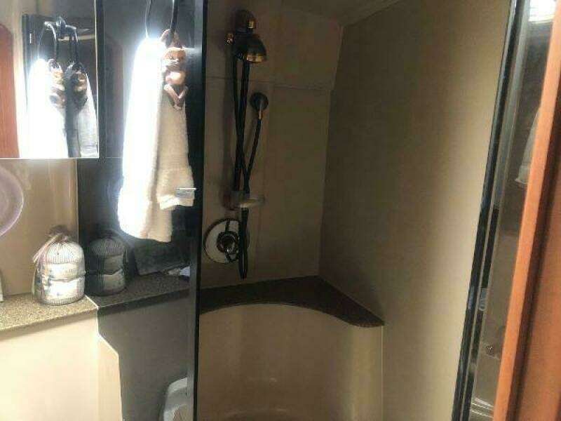 2001 Cruisers Yachts 3672 Express