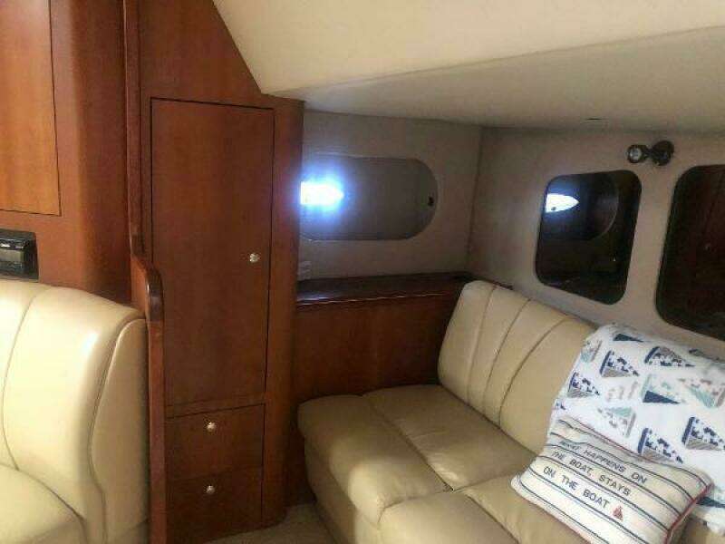 2001 Cruisers Yachts 3672 Express