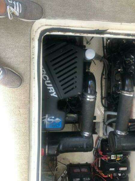 2001 Cruisers Yachts 3672 Express