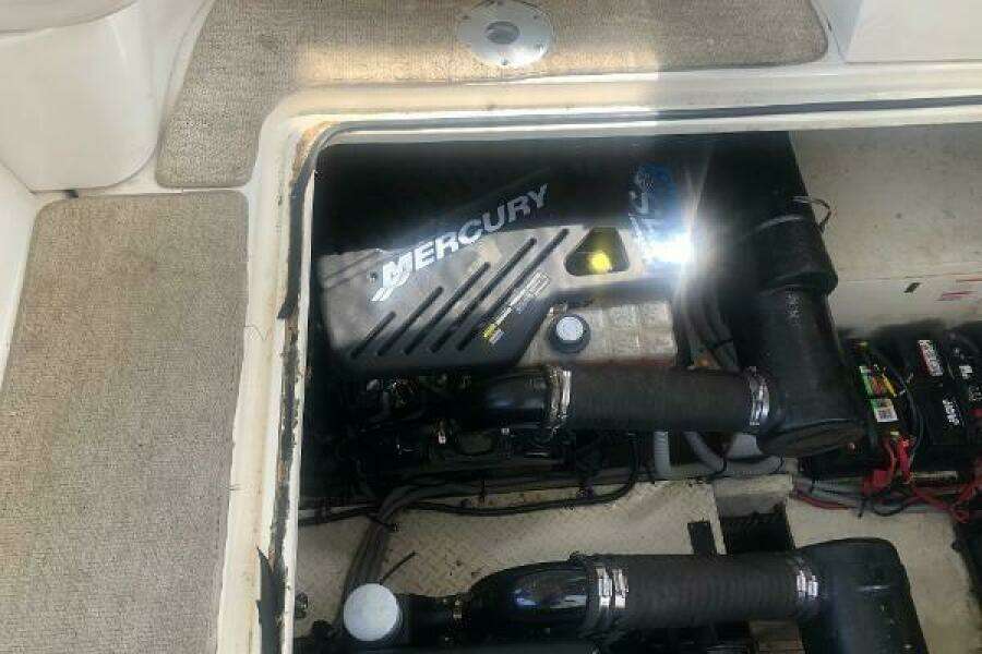 2001 Cruisers Yachts 3672 Express