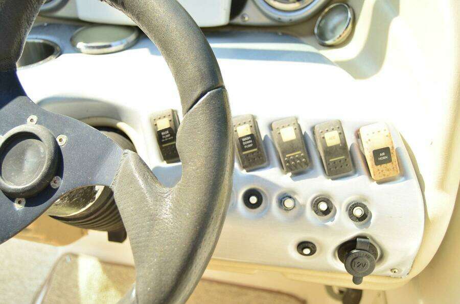 2011 Hurricane SUNDECK 217