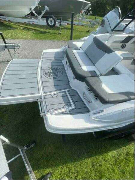 2022 Chaparral 23 SURF