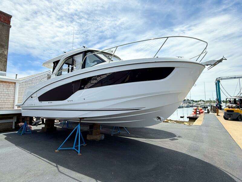 2025 Beneteau Antares 9 V2