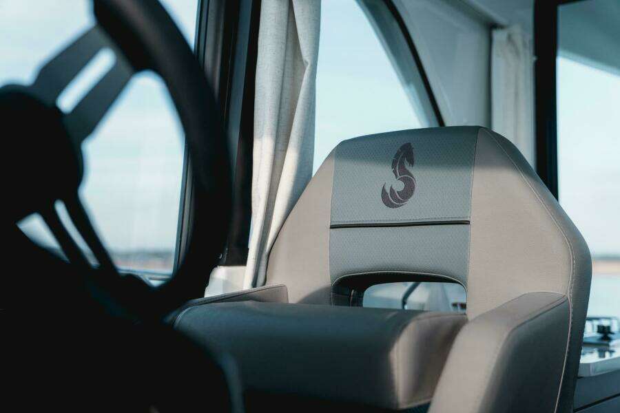 2025 BENETEAU Antares 9