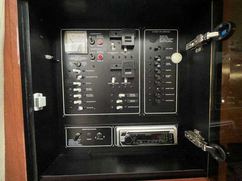 2005 Monterey 322 Cruiser