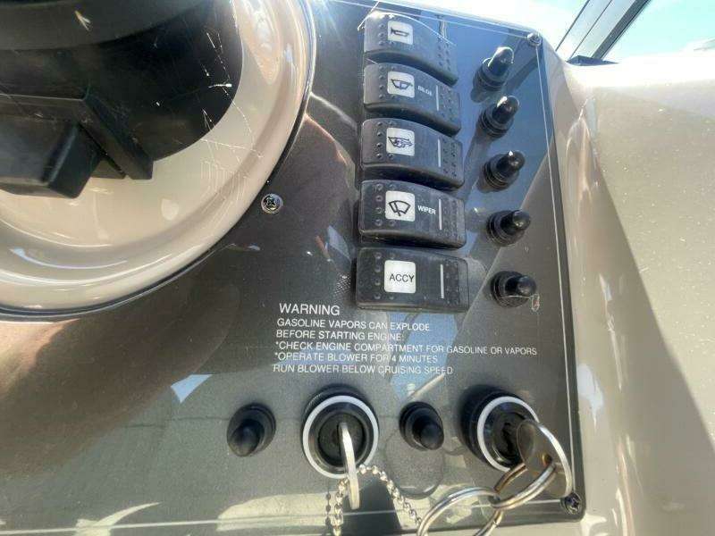 2005 Monterey 322 Cruiser