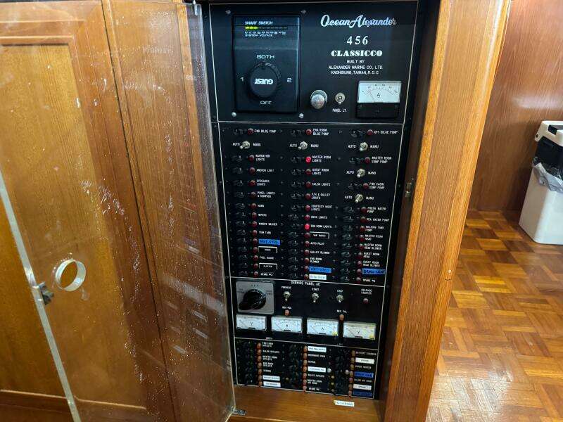 89 1991 Ocean Alexander 456 Knot Yet Electrical Panel