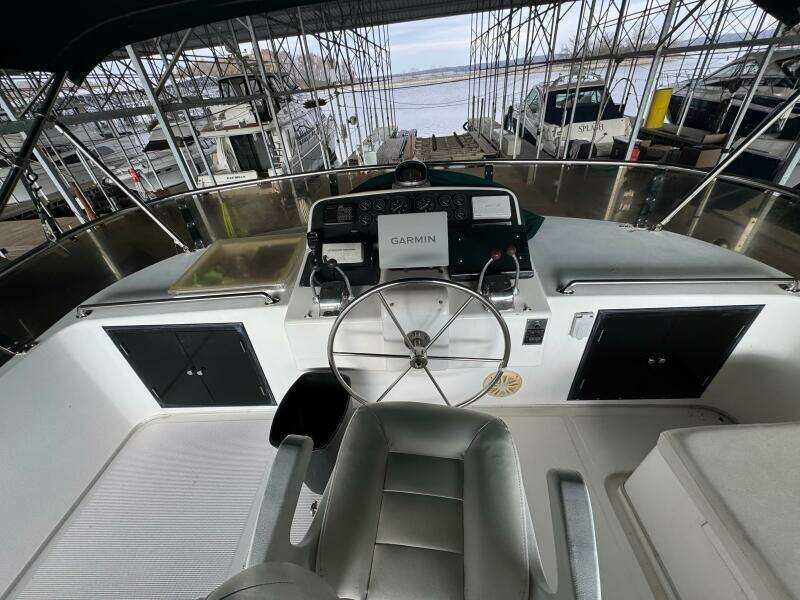 22 1991 Ocean Alexander 456 Knot Yet Flybridge Helm 2