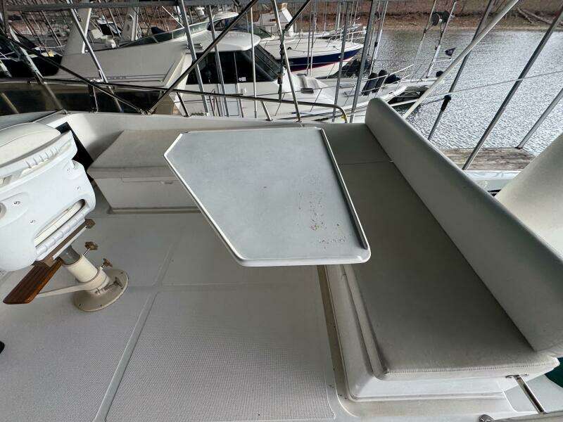 21 1991 Ocean Alexander 456 Knot Yet Flybridge Table