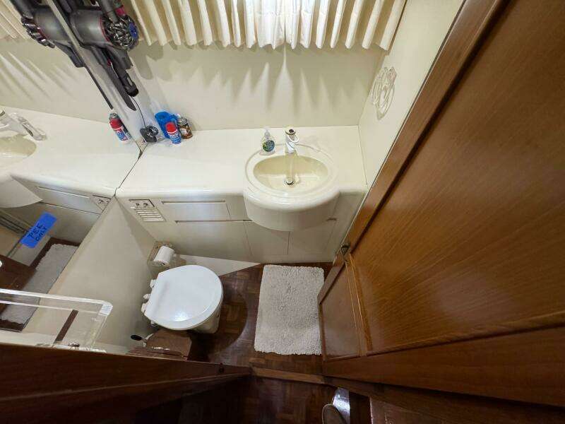 67 1991 Ocean Alexander 456 Knot Yet Forward Head