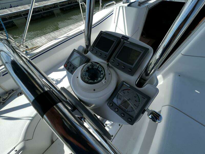 2004 Hunter 33