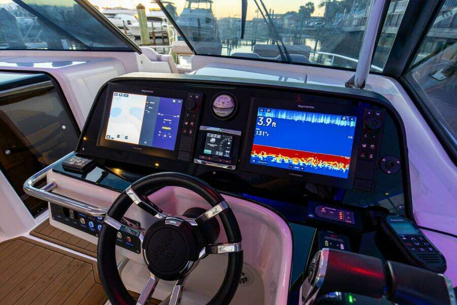 2018 36 Aquila 36 Power Cat Katz Azz Helm