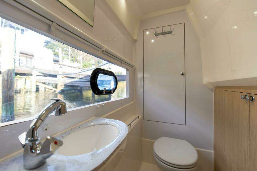 2018 36 Aquila 36 Power Cat Katz Azz Starboard Head