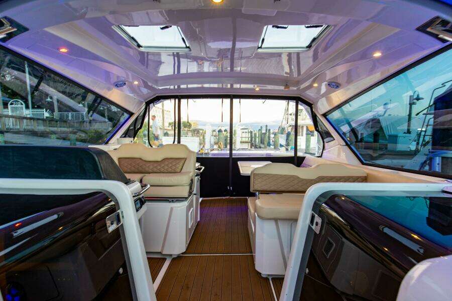 2018 36 Aquila 36 Power Cat Katz Azz Salon (2)