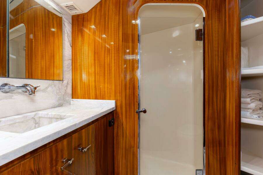 2001 65 Viking Convertible Enclosed Bridge Partnership Master Head