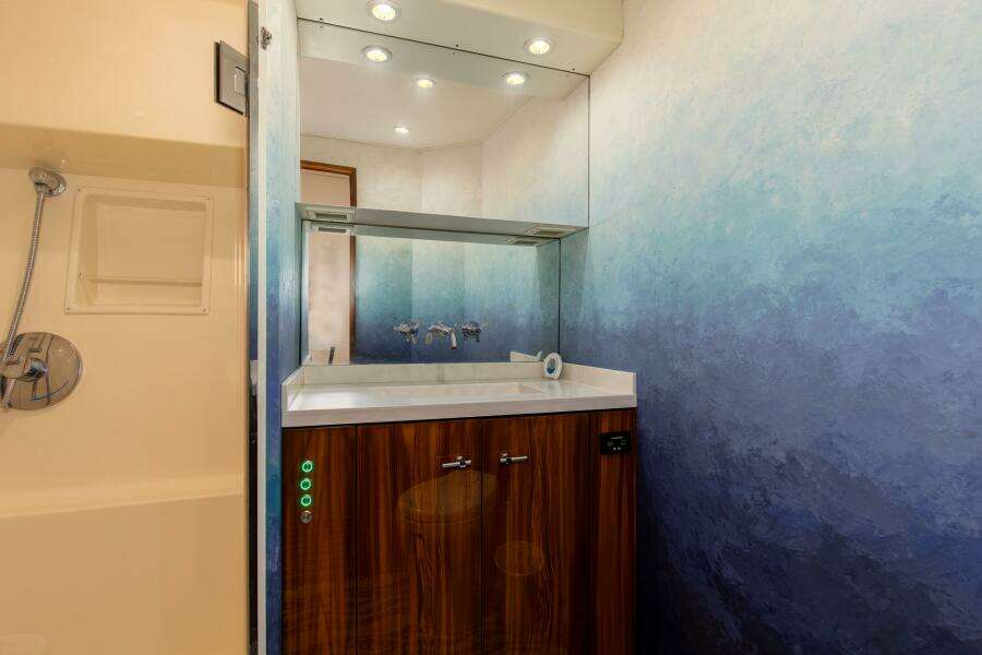 2001 65 Viking Convertible Enclosed Bridge Partnership Guest Head