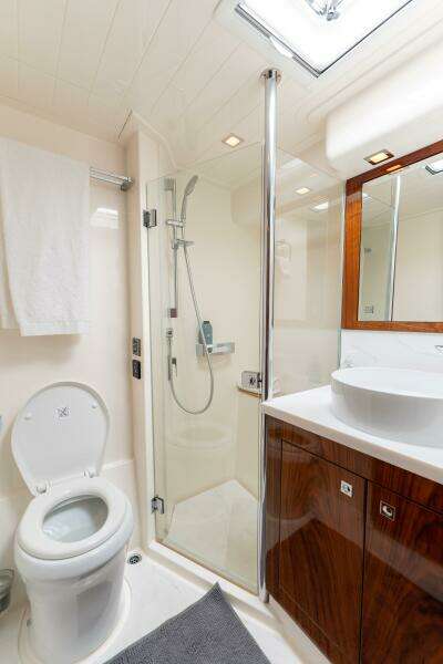 2022 Riviera 4800 Sport Yacht - VENTURES64