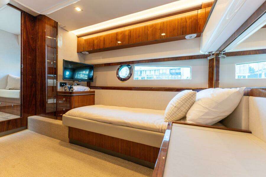 2022 Riviera 4800 Sport Yacht - VENTURES64