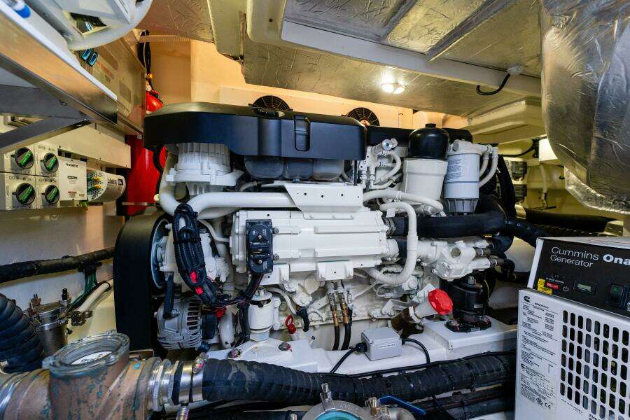 2022 Riviera 4800 Sport Yacht - VENTURES64