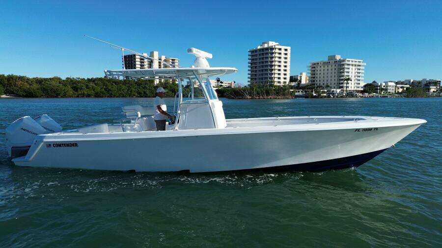 32 ST Contender 2023 Stbd Profile