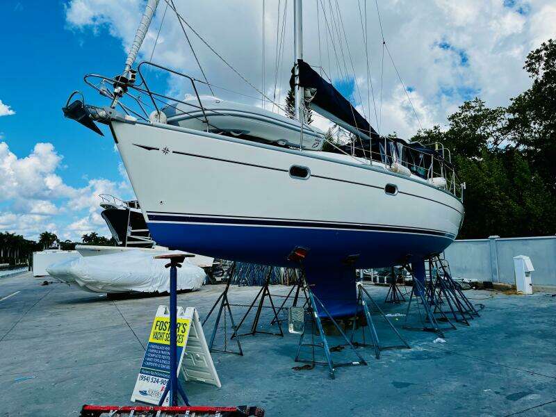 37' Jeanneau hauled out1