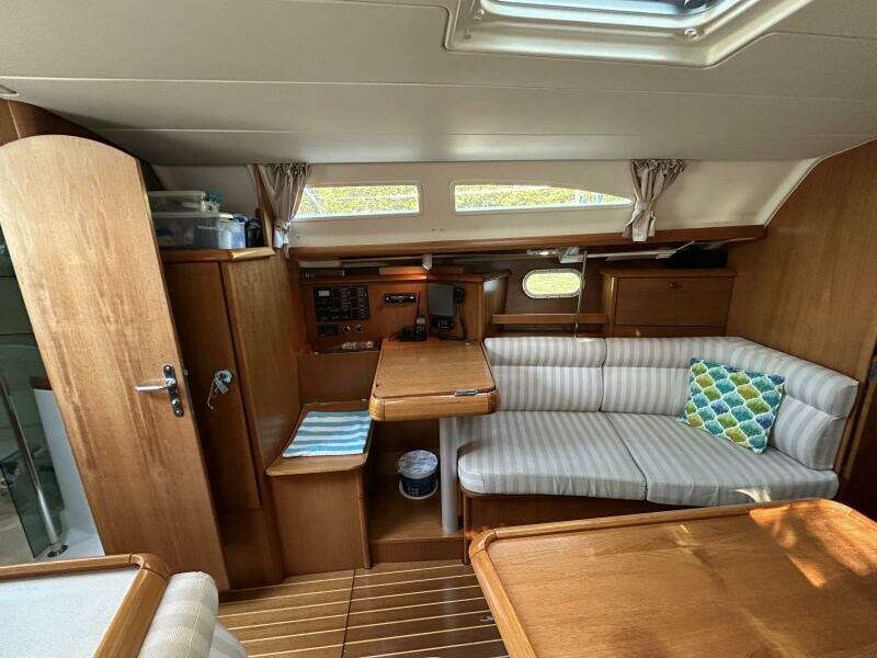 37' Jeanneau salon port