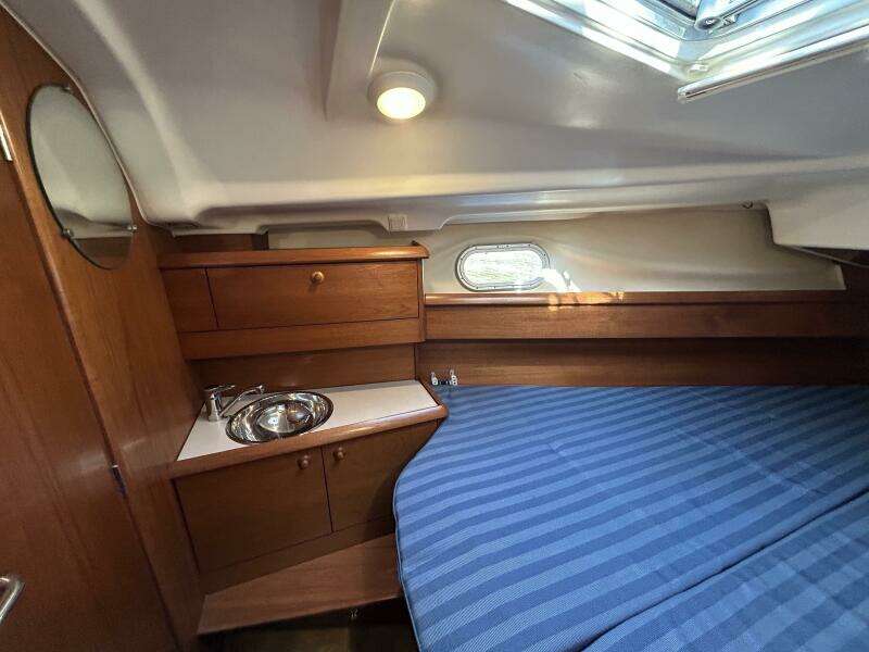 37' Jeanneau forward stateroom port