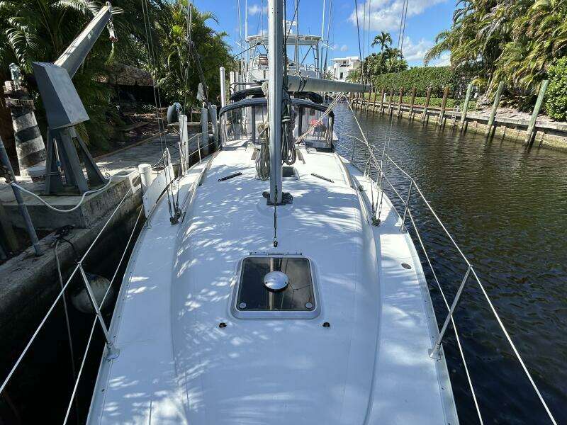 37' Jeanneau foredeck aft