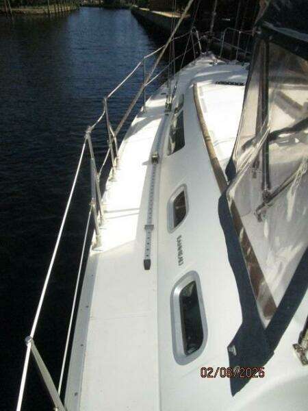 37' Jeanneau port side deck