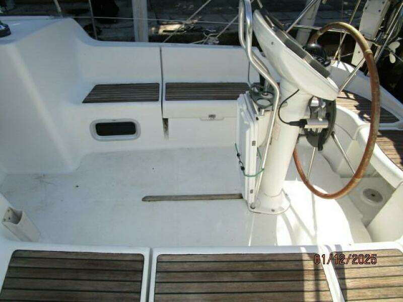 37' Jeanneau cockpit starboard