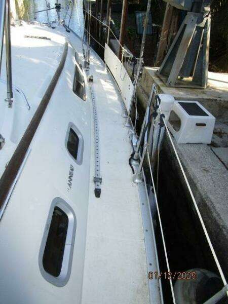 37' Jeanneau starboard side deck