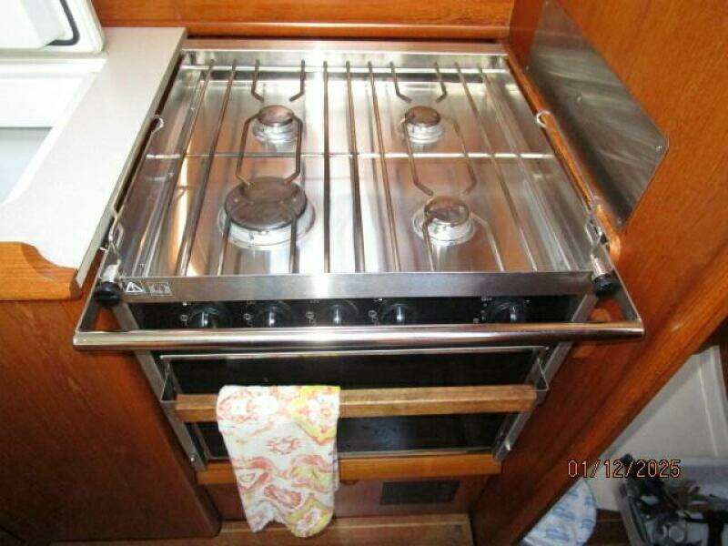 37' Jeanneau galley stove